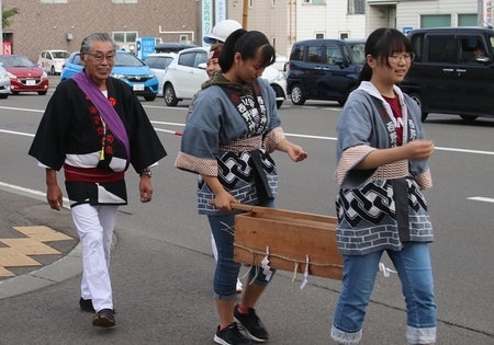 秋まつり（神輿渡御中の賽銭箱）