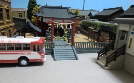 建物コレクション「神社B」とNゲージ鉄道模型