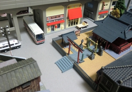 建物コレクション「神社B」とNゲージ鉄道模型