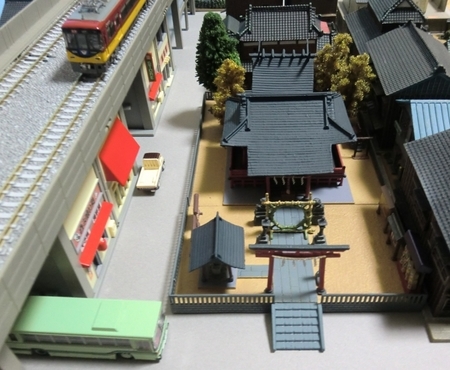 建物コレクション「神社B」とNゲージ鉄道模型
