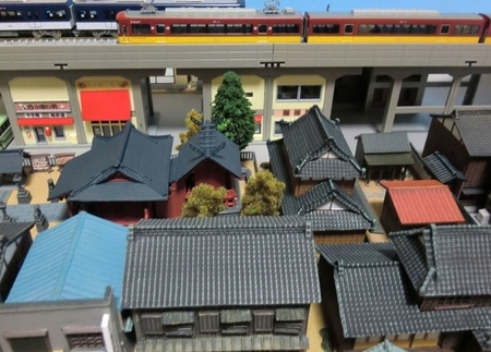 建物コレクション「神社B」とNゲージ鉄道模型