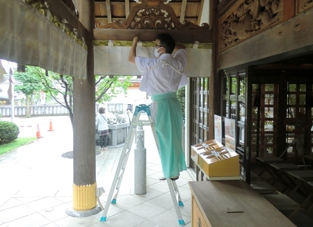 令和2年 秋まつりの準備(門帳の取り付け)