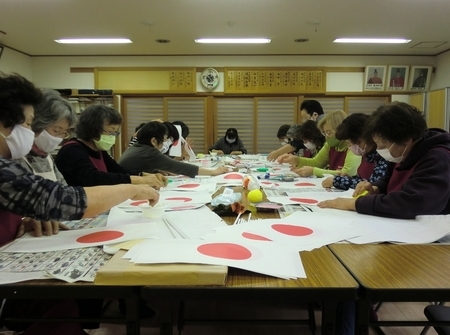 西野神社敬神婦人会による国旗小旗奉製作業