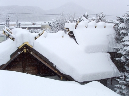 西野神社の社殿側面（積雪期）