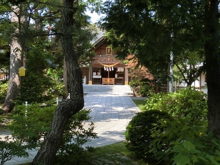 西野神社の拝殿正面(遠景)