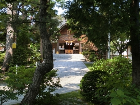 西野神社の拝殿正面（遠景）