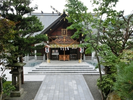 西野神社の拝殿正面（やや上方から）