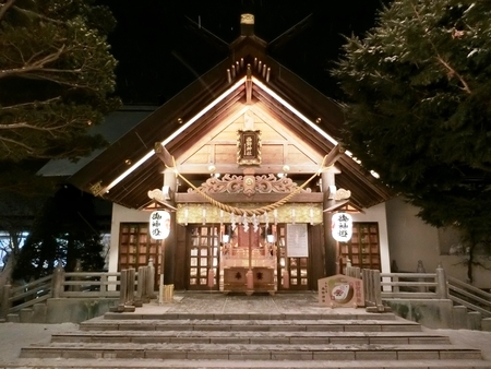 西野神社の拝殿正面(ライトアップ)