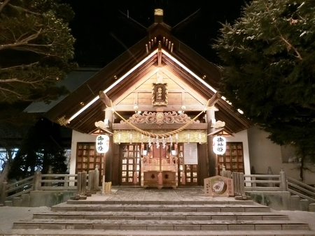 西野神社の拝殿正面（ライトアップ）