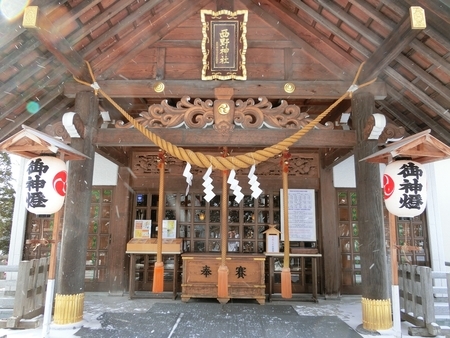 西野神社の拝殿向拝(鈴緒3本)