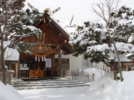 西野神社の拝殿（冬期）