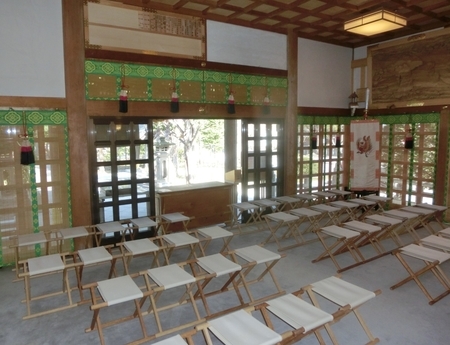 西野神社の拝殿内(本殿側から)