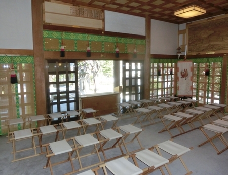 西野神社の拝殿内（本殿側から）