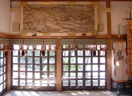 西野神社の拝殿内（側面内壁の木彫）