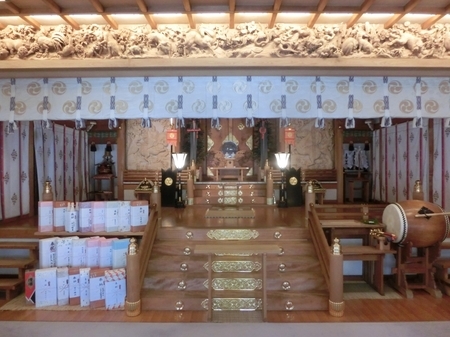 西野神社の幣殿内(全景)