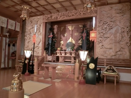 西野神社の幣殿内と本殿御扉(斜め手前から)