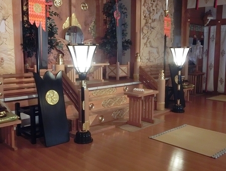 西野神社の幣殿内と本殿御扉(斜め手前から)