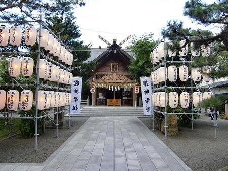 西野神社の拝殿正面(奉納提灯)