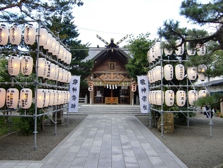 西野神社の拝殿正面（奉納提灯）