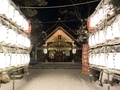 令和２年末の西野神社　参道と奉納提灯