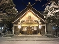 令和２年末の西野神社　ライトアップされた社殿