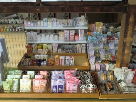 令和2年末 西野神社 授与所窓口に並べてある各種授与品
