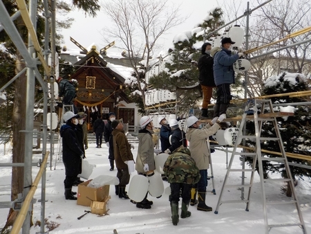 令和4年　西野神社 正月準備風景（奉納提灯の掲出）