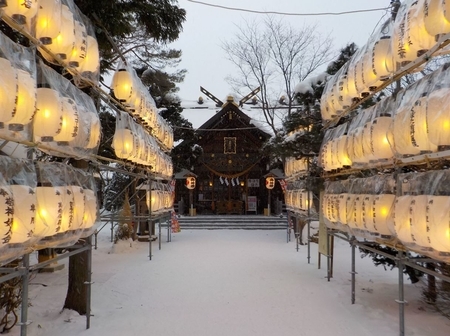 令和4年 西野神社 正月準備風景(参道両脇の奉納提灯)