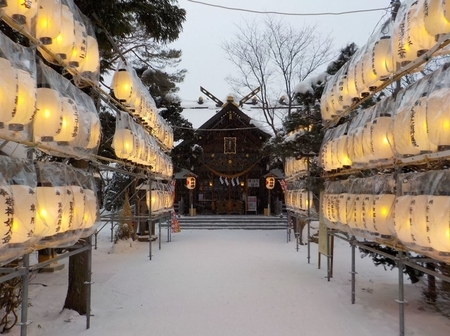 令和4年　西野神社 正月準備風景（参道両脇の奉納提灯）