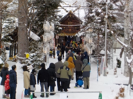 令和4年　正月の西野神社初詣の行列（参道）