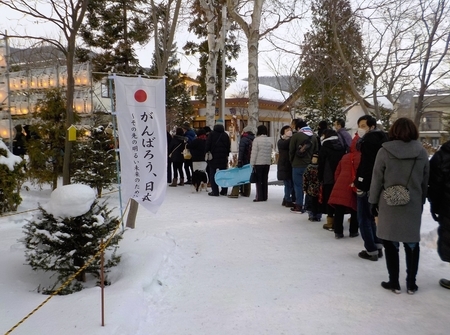 令和4年 正月の西野神社初詣の行列(参道)