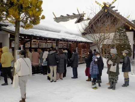 令和4年正月　西野神社授与所前