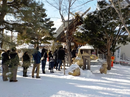 令和4年1月 三が日後の西野神社境内(参道の行列)