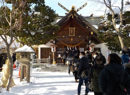 令和4年1月 三が日後の西野神社境内(参道の行列)