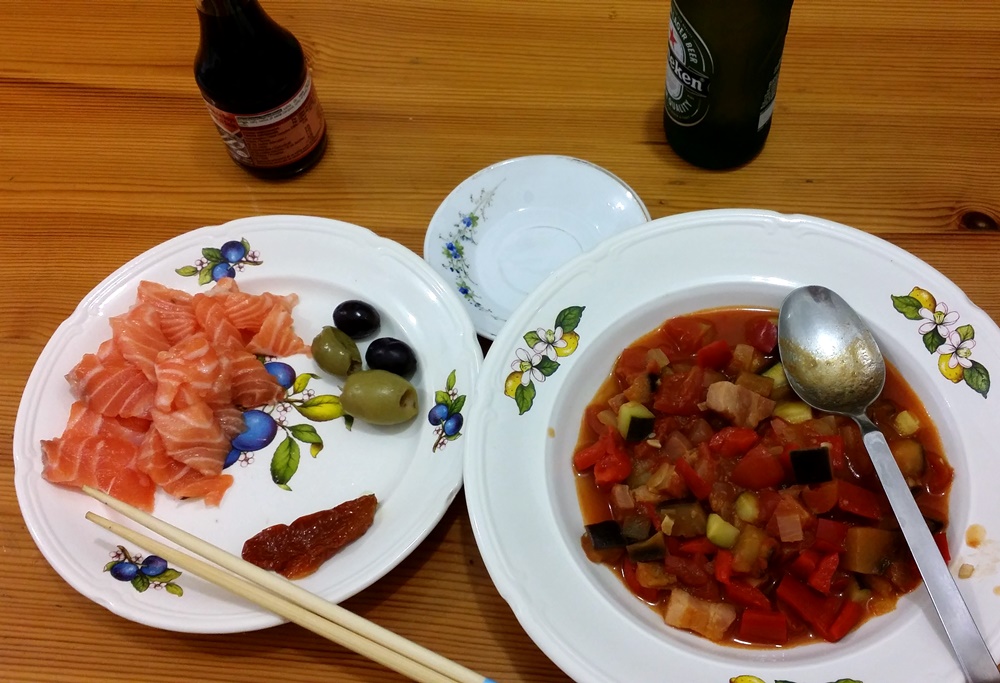 煮込みとサーモン刺身のディナー 煮込みとサーモン刺身のディナー