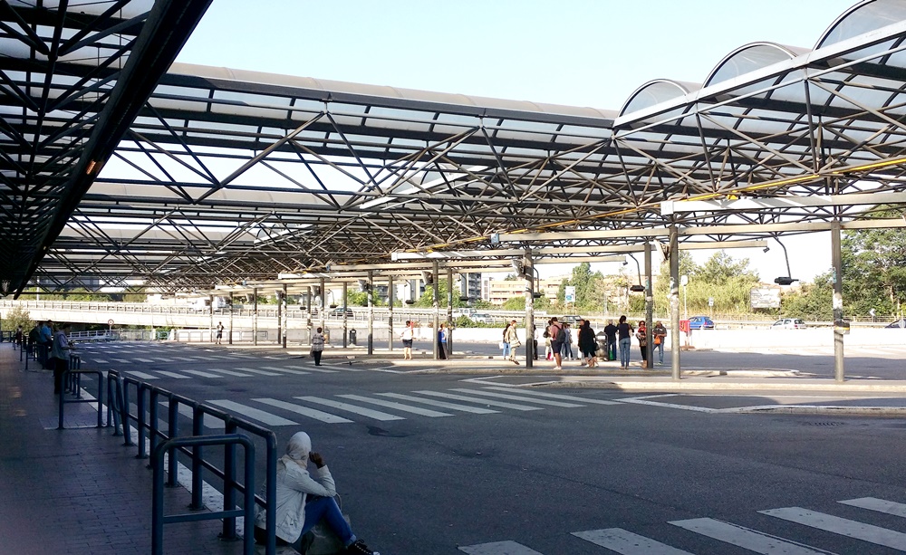 Ponte Mammolo駅のバスターミナル Ponte Mammolo駅のバスターミナル