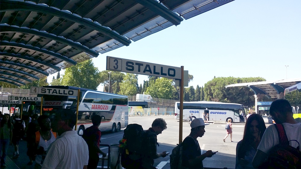 ティブルティーナ駅のバスターミナル ティブルティーナ駅のバスターミナル