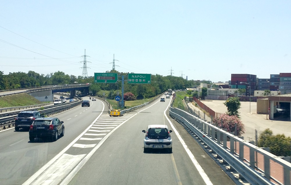 高速道路でナポリへ 高速道路でナポリへ