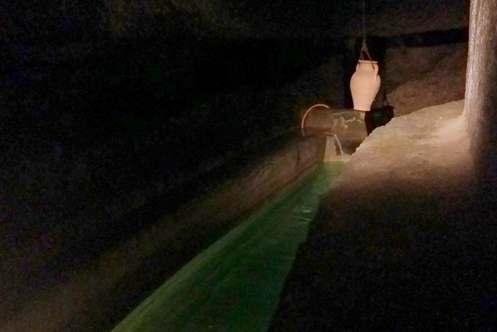 ナポリ地下都市ツアーの水路 ナポリ地下都市ツアーの水路