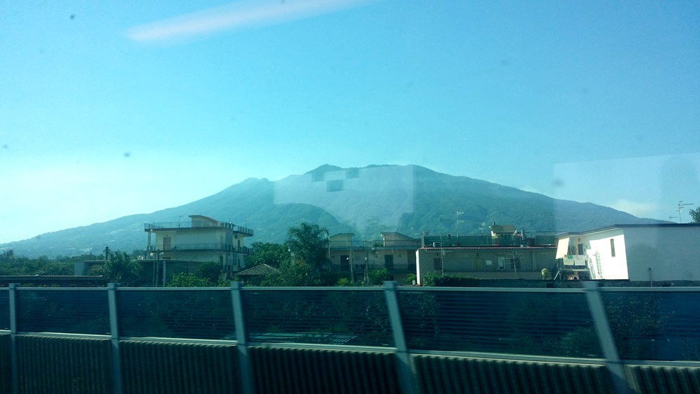 車窓のヴェスヴィオス火山 車窓のヴェスヴィオス火山
