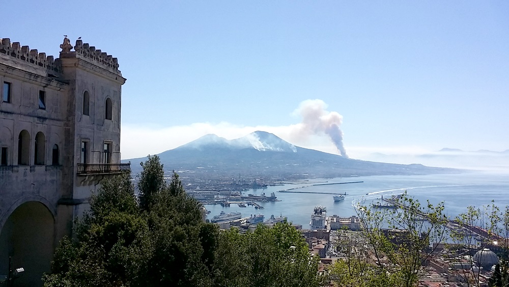 国立サン・マルティーノ美術館からのヴェスヴィオス火山 国立サン・マルティーノ美術館からのヴェスヴィオス火山