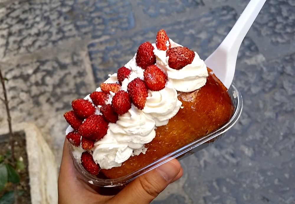 ナポリのババクリームかけ ナポリのババクリームかけ