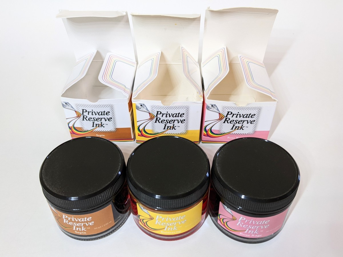 インクの瓶を箱から出して並べた写真