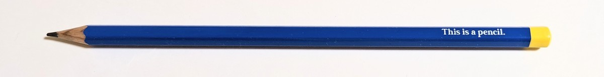 This is a pencil.と書かれた鉛筆