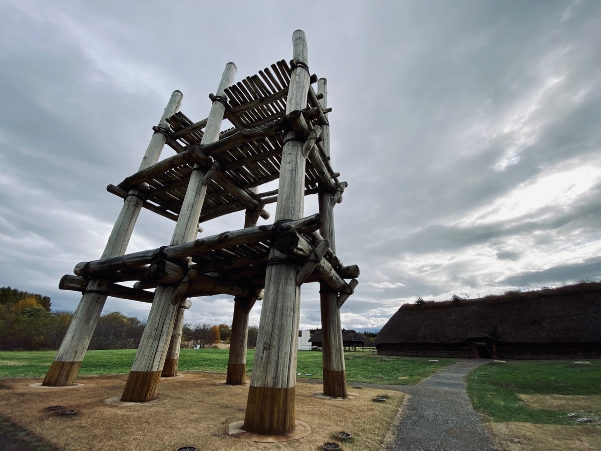 樹脂でできたお城にあるような柱 ヲシテ文献から読み解く三内丸山遺跡の六本柱 - 縄文の神聖幾何学