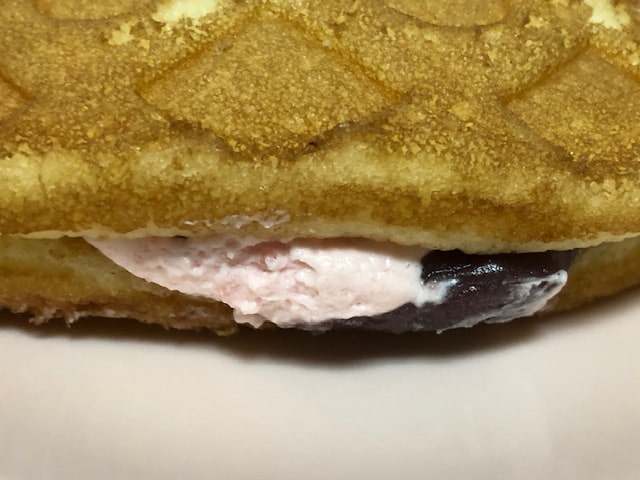 ワッフルサンド（桜風味の苺クリーム＆つぶあん）３