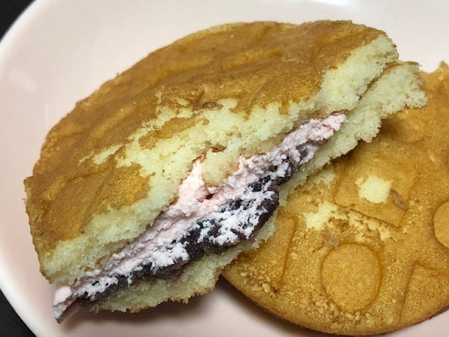 ワッフルサンド（桜風味の苺クリーム＆つぶあん）４