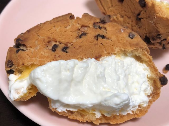 プレミアム芳醇生クリームシュー（チョコチップクッキーシュー）４