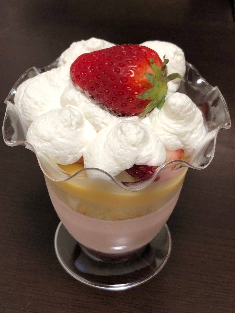 いちごのフラワーパフェ いちごのフラワーパフェ