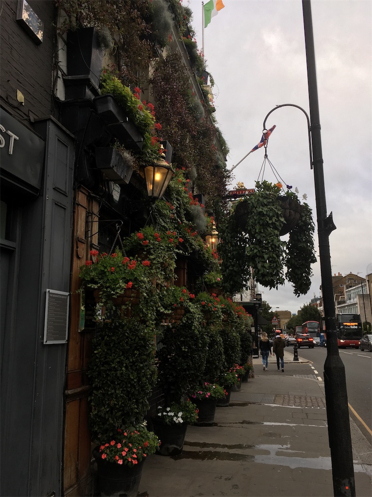 ロンドンの街探検 ノッティングヒルのpub The Churchill Arms のイルミネーションがどえらかった ロンドン リッチモンド 暮らしの備忘録